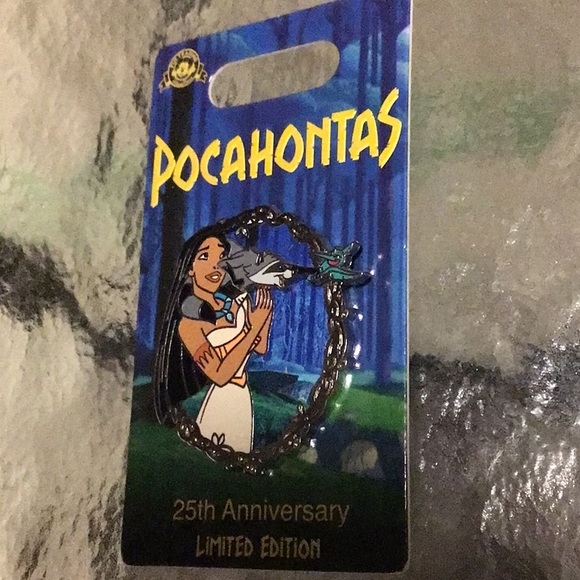 Disney park limited edition Pocahontas trading pin - Picture 2 of 3